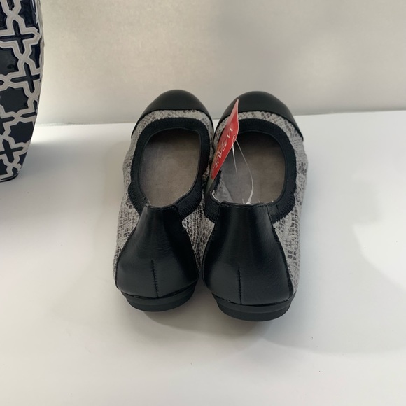 Wear Ever women’s Flats shoes sneak/black  color size 6,6.5,8,8.5 - Picture 9 of 9